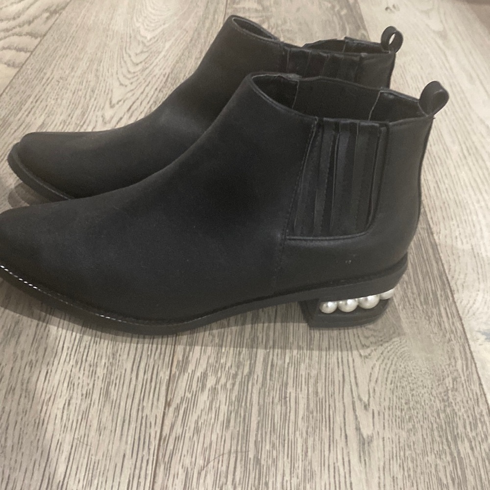 dressy boots with pearls at the bottom❤️‍🩹